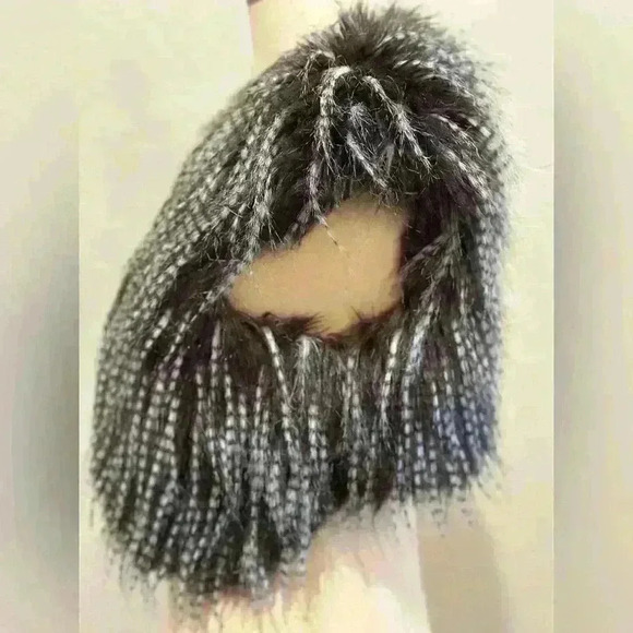 Feathery Faux Fur Vest Fits between a Small and Medium - Picture 6 of 10